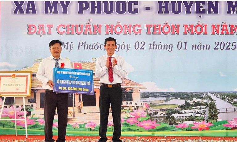 XSKT Sóc Trăng trao xe cứu thương và dụng cụ thể thao cho huyện Mỹ Tú